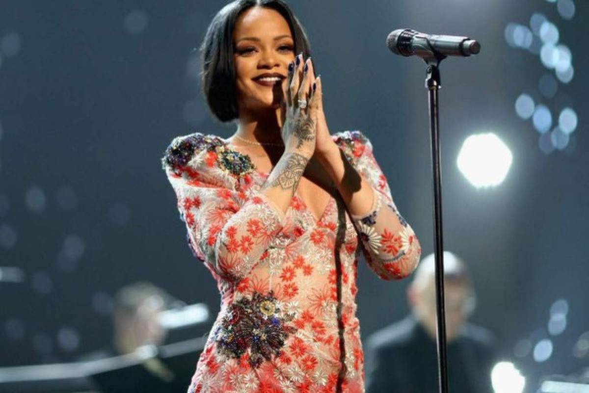 Revelan quién es el misterioso hombre que Rihanna besó en una piscina en España