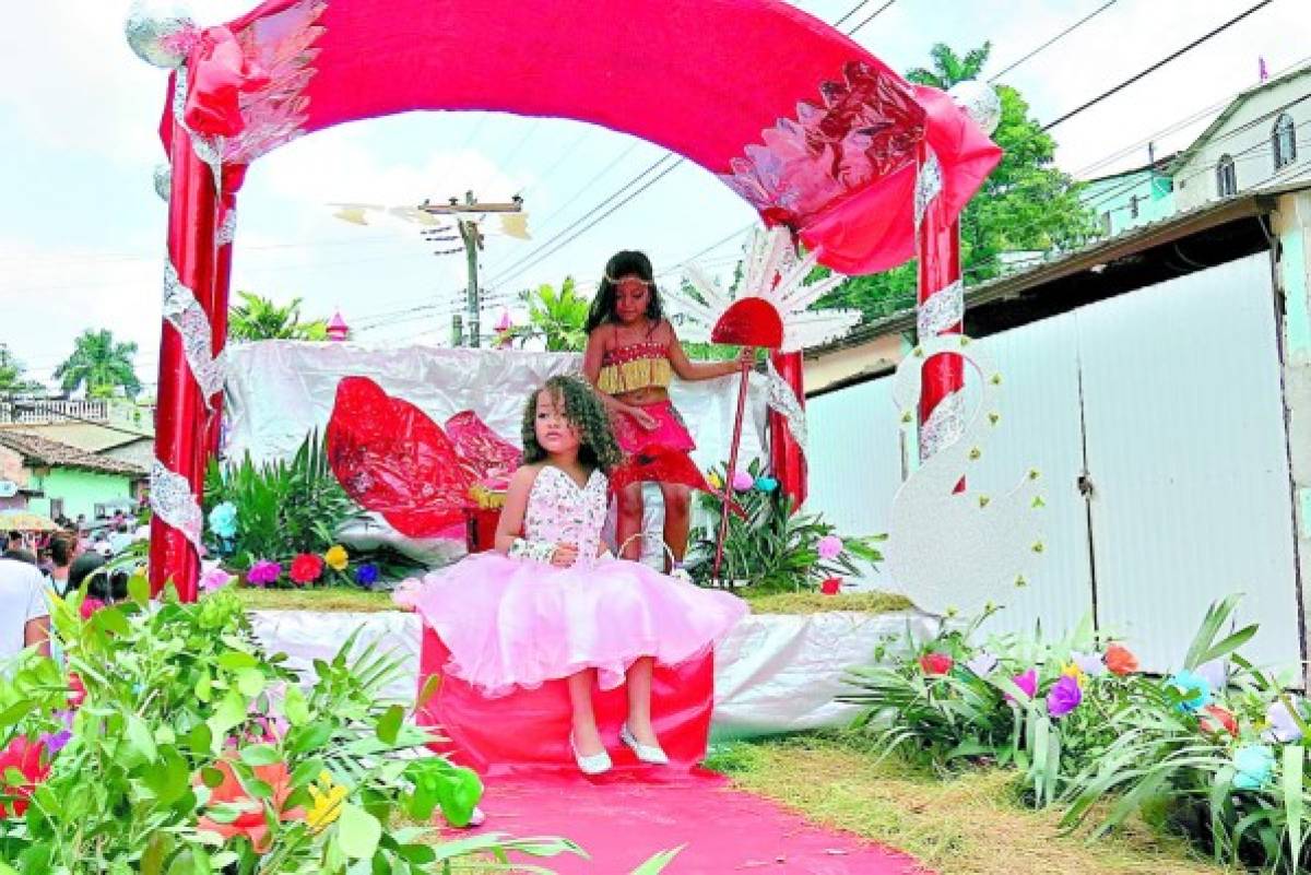 Carrozas y bandas marciales en honor a Virgen de Santa Ana