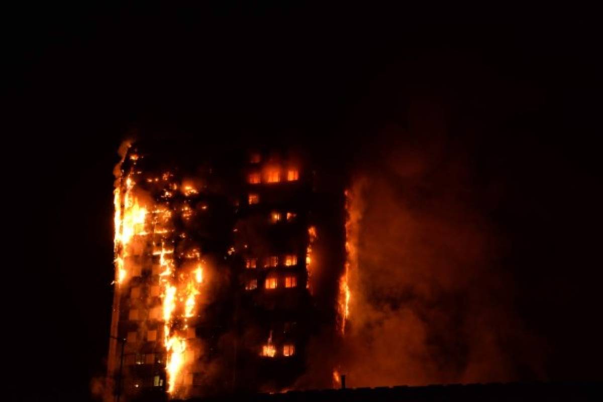 Voraz incendio consume la Grenfell Tower, un edificio de 27 plantas en Londres