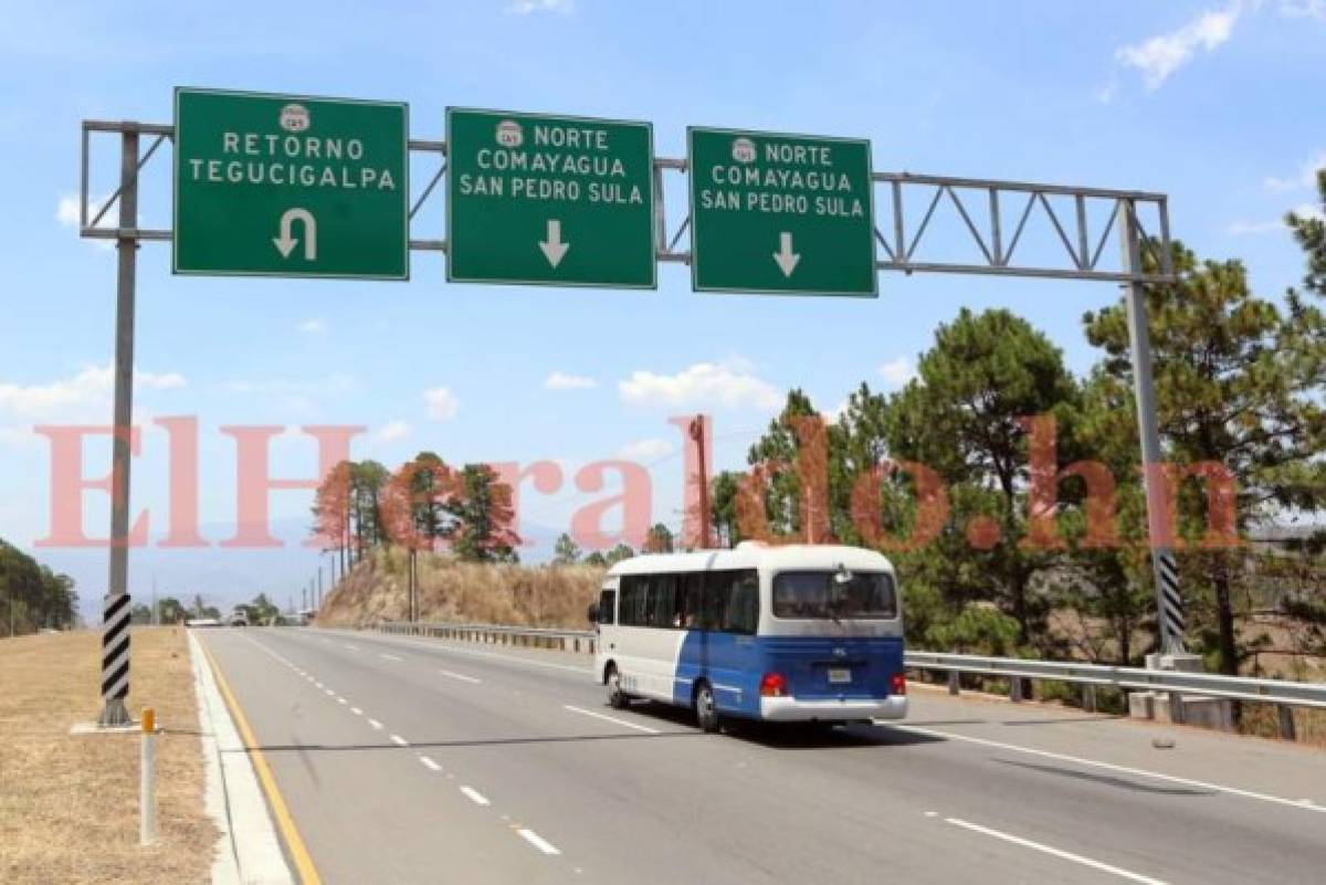 Los conductores deben revisar los vehículos antes de salir, utilizar el cinturón de seguridad, no mensajear o hablar por celular y no rebasar el línea amarilla. Foto Marvin Salgado/EL HERALDO