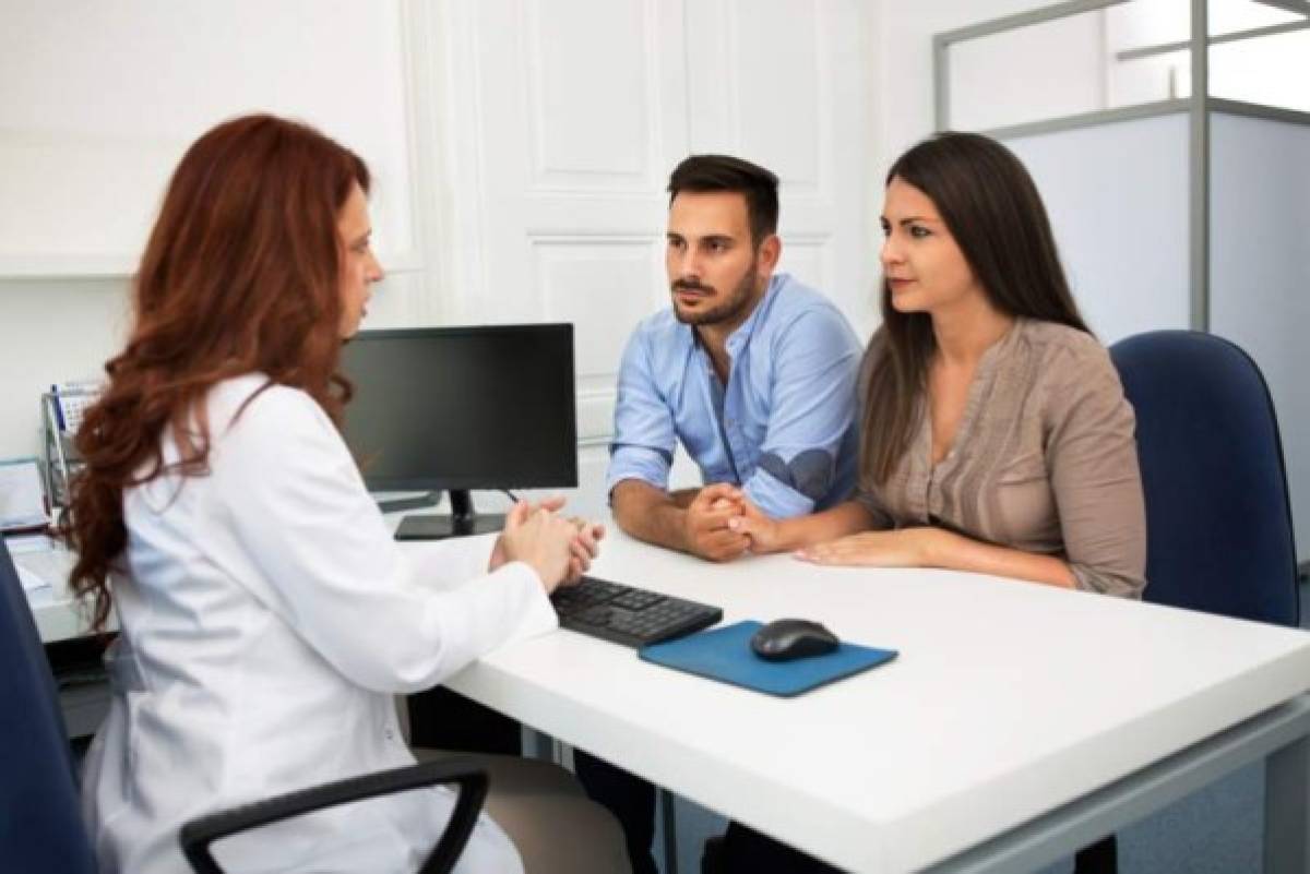 Se aconseja a los padres que se realicen exámenes médicos para así determinar si no son portadores del gen que podría transmitir la enfermedad.