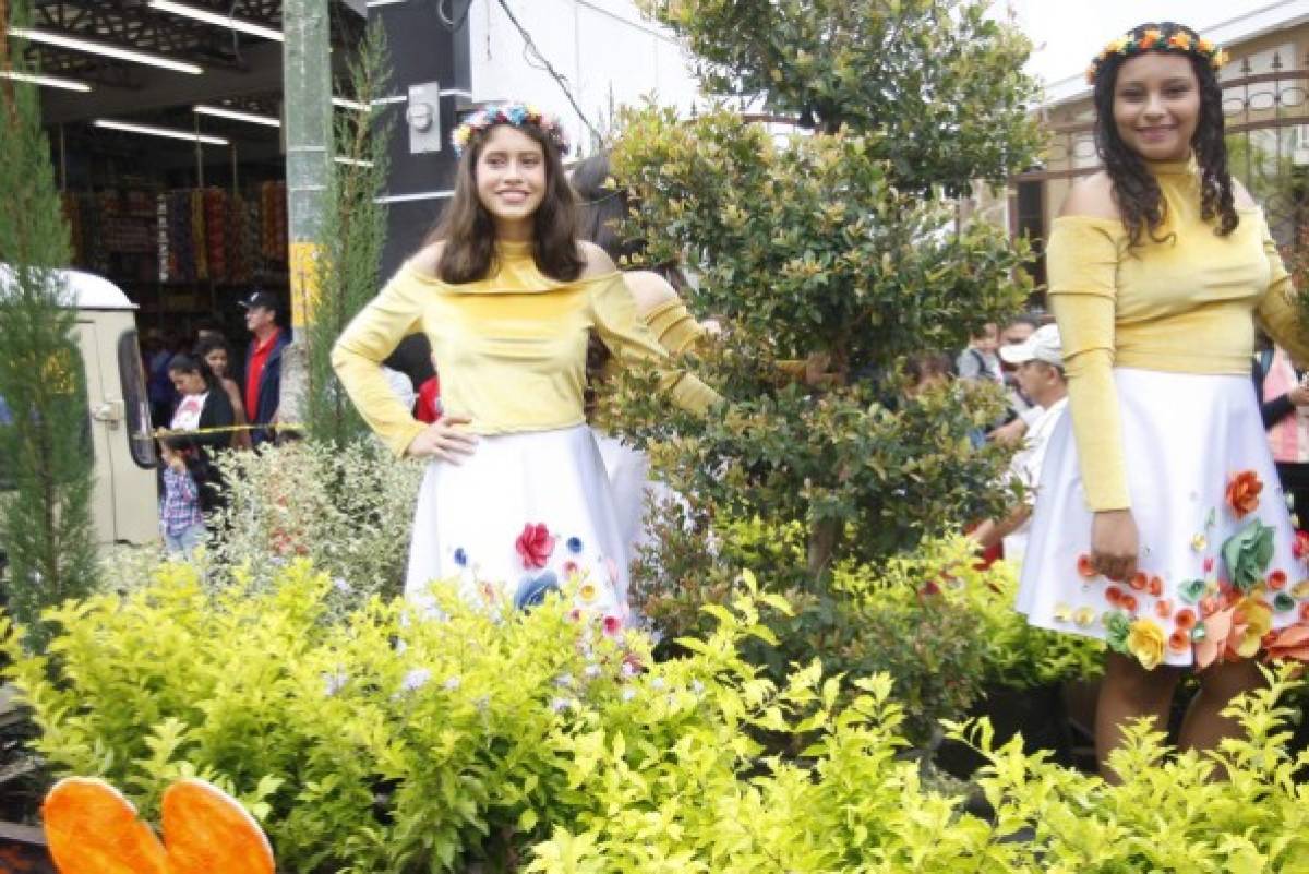 Con carrozas y linternas de los deseos cierra Festival de las Flores