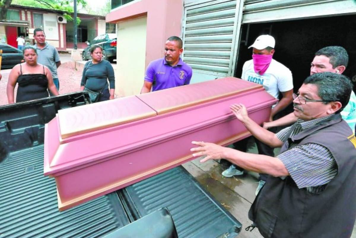 Familiares retiran cuerpo de joven exhumada en El Lolo