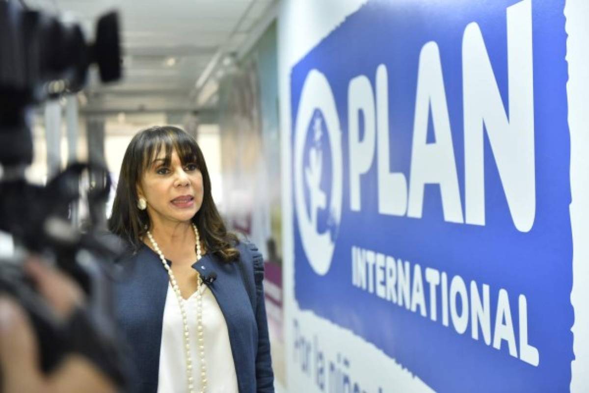 La directora de Plan International Honduras, Belinda Portillo y la niñez hondureña