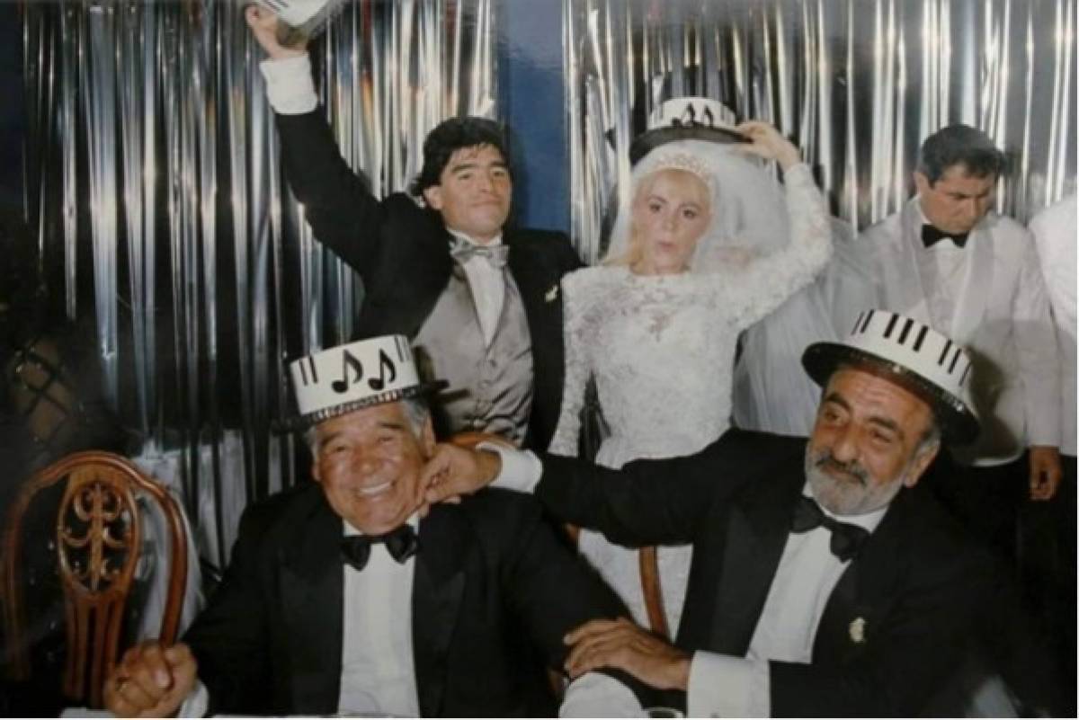 Salen a la luz fotos de la extravagante boda de Maradona y su primera esposa Claudia Villafañe