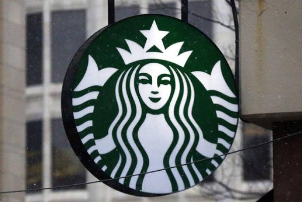 Starbucks otorga aumentos salariales a sus empleados en EEUU