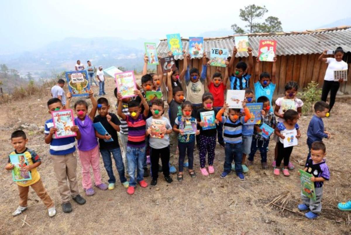 Los niños tienen una colección de cuentos infantiles.