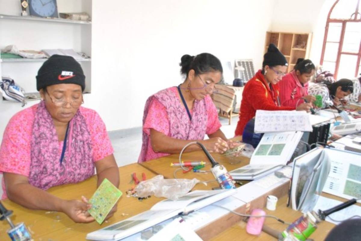 Mujeres capacitadas en India fabrican paneles solares en el sur