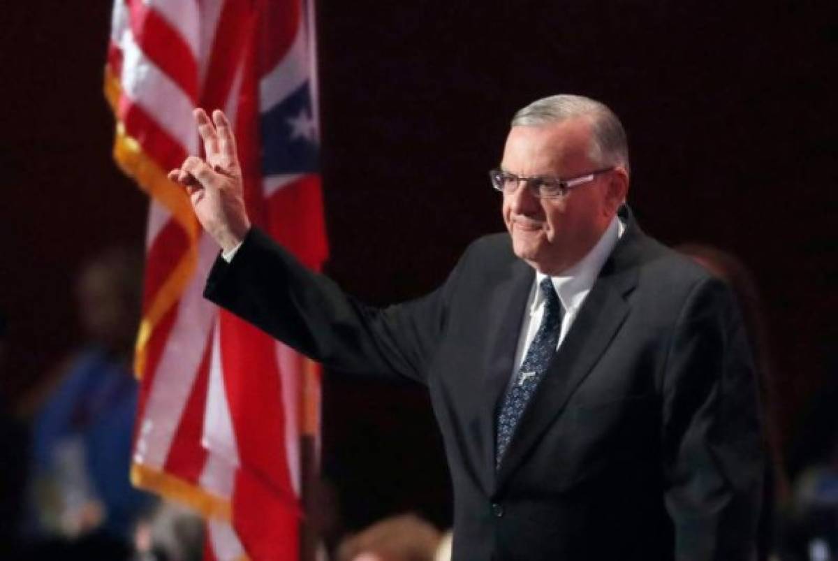 El jefe de policía de la zona metropolitana de Phoenix, Joe Arpaio, fue acusado de desacato penal por no obedecer la orden de un juez en un caso de encasillamiento racial contra varios hispanos. La acción provocó que el policía no fuera electo por un séptimo período en el cargo, arropado por el Partido Republicano. Arpaio, de 84 años, es un símbolo contra la inmigración ilegal.Su derrota electoral le puso punto final a la carrera de la que tal vez sea la figura del poder judicial que más desencuentros provoca en los Estados Unidos de América.