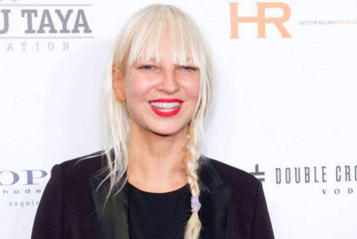 ¿Cómo luce la cantante Sia sin su peculiar peluca?