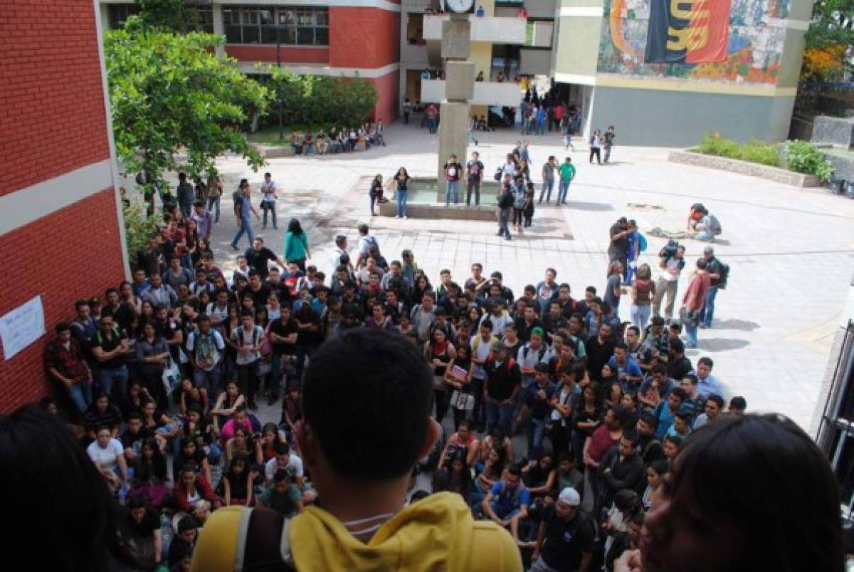 Estudiantes realizan plantón dentro de la UNAH para exigir diálogo