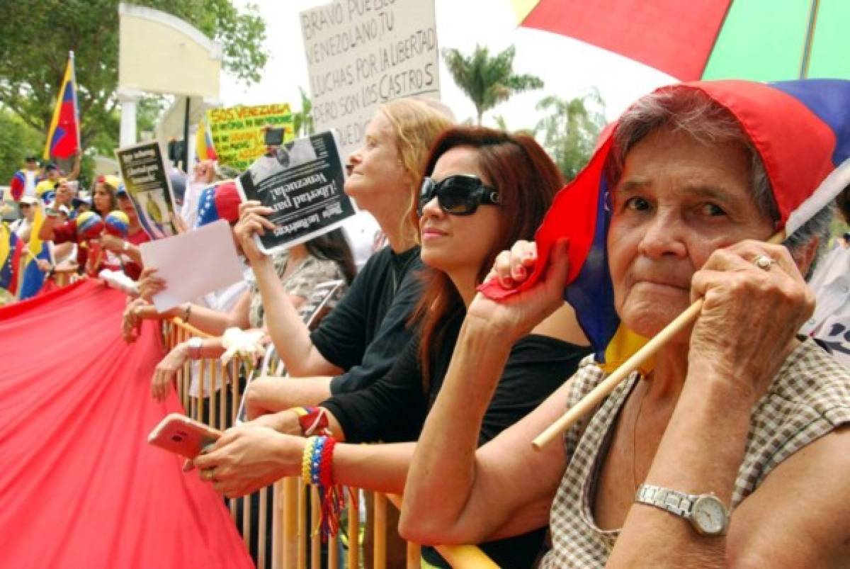 Hispanos en Miami se manifiestan por 'la libertad' en Cuba y Venezuela