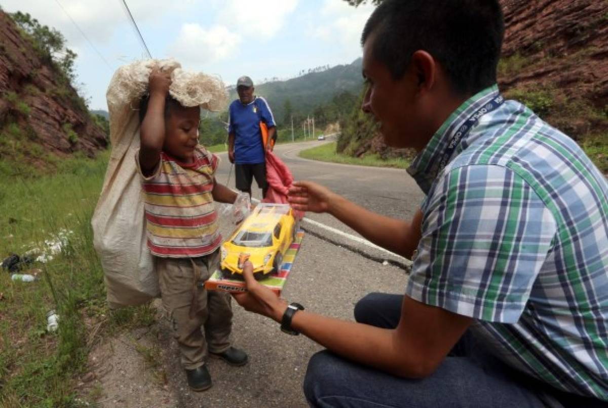 Pequeños de la zona oriental capitalina sonríen luego de recibir un obsequio