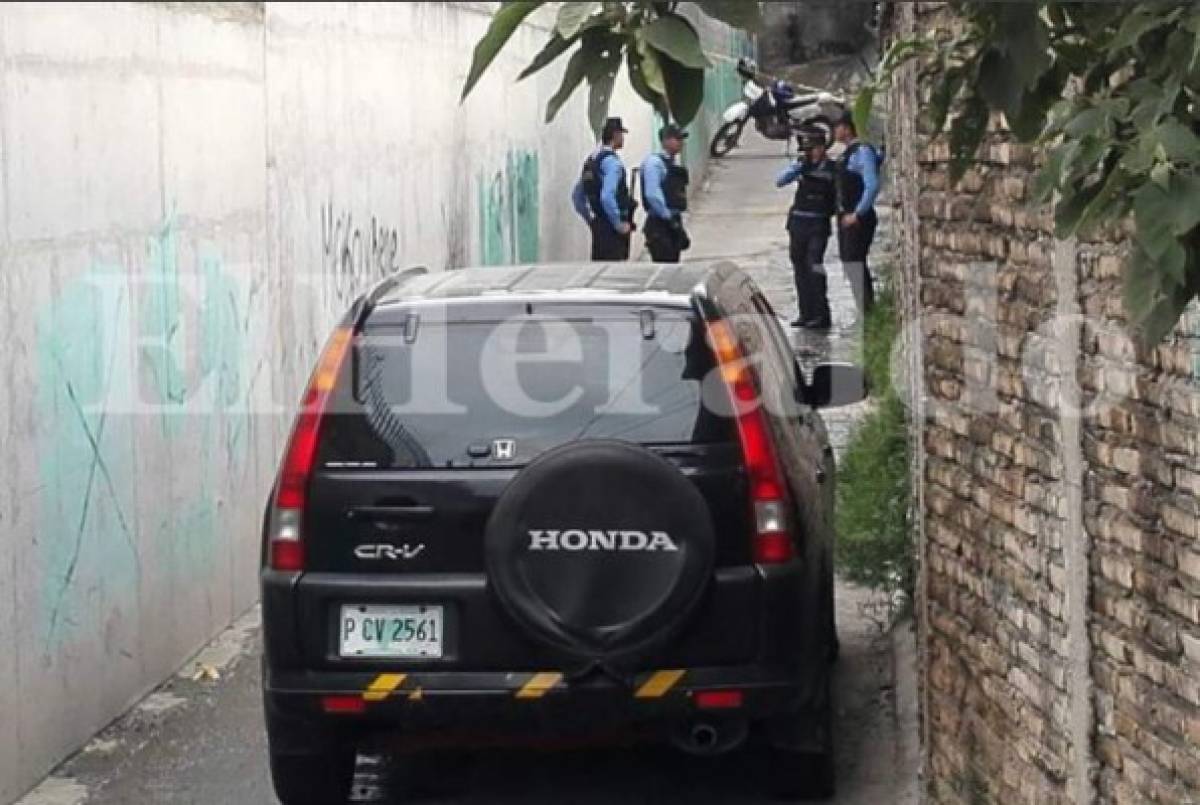 Hallan hombre muerto dentro de su vehículo en colonia Policarpo Paz de la capital de Honduras