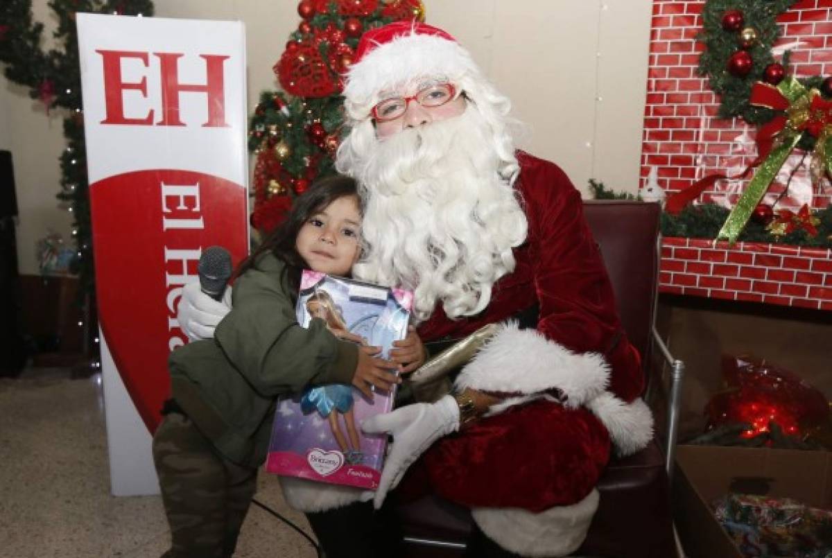 Santa cierra la Navidad con regalos paras sus nietecitos