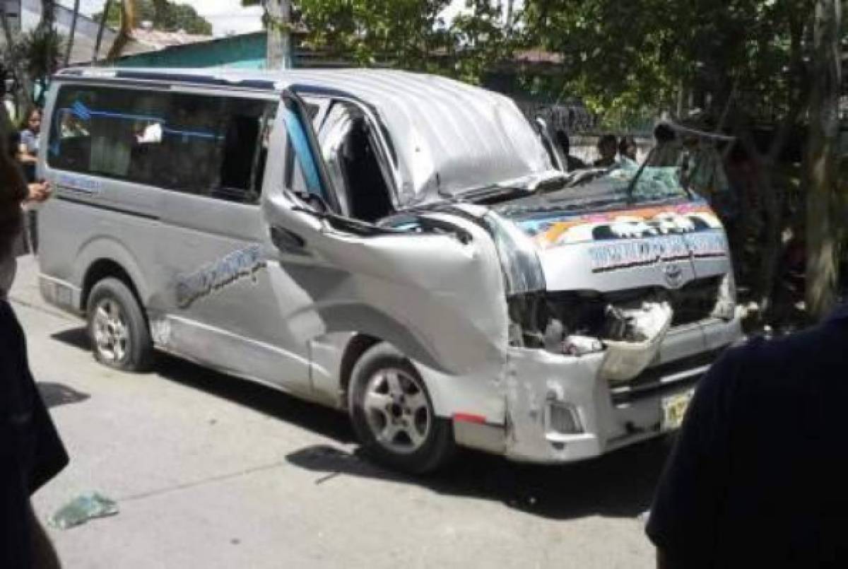 Un muerto y 15 heridos en accidente de microbús