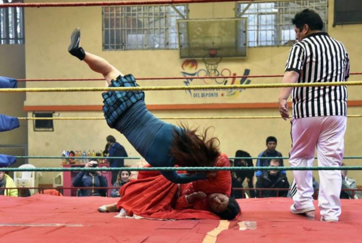 'Cholitas' en lucha libre por la vida