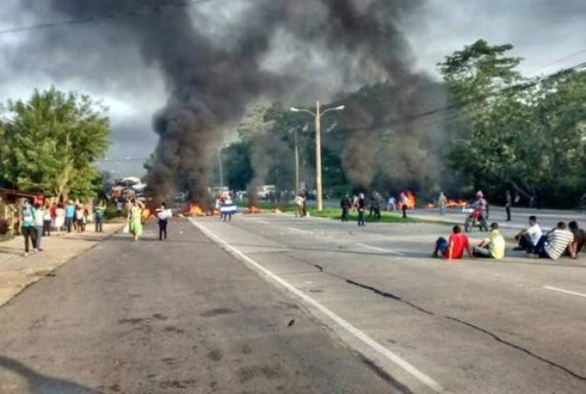 Desalojan a pobladores que se tomaron vías en norte de Honduras