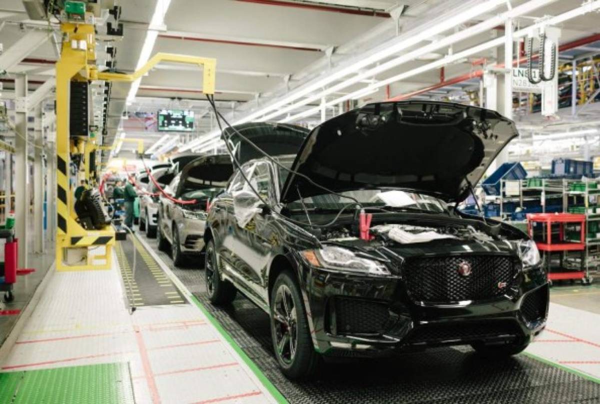 José Mourinho visitó la fábrica donde le construyen su especial Jaguar F-Pace