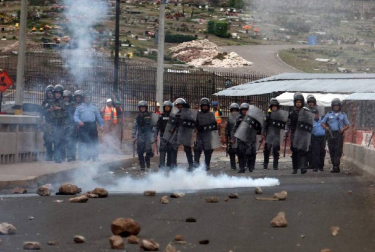 Batalla campal entre estudiantes de la UNAH y Policía Nacional