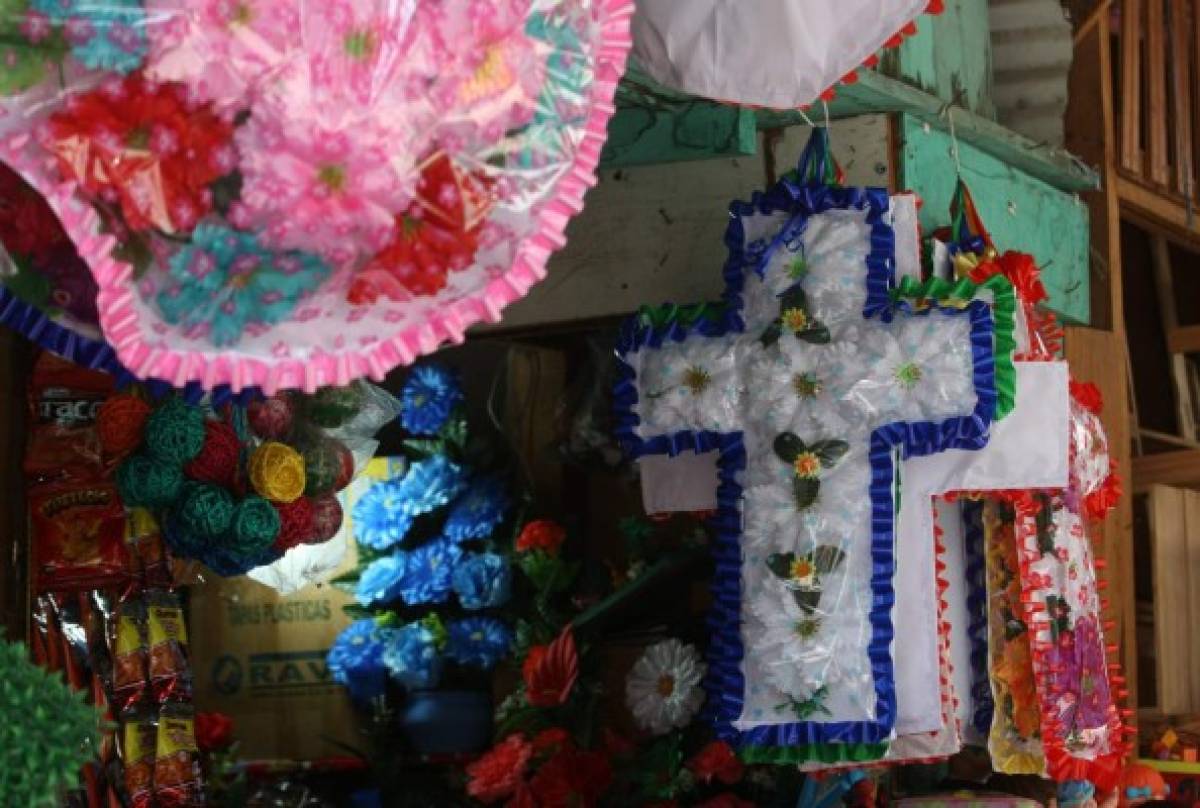 En los mercados y cementerios se preparan para el Día de Difuntos