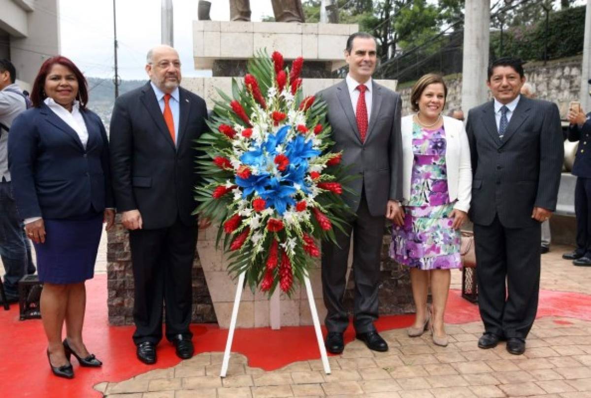 Ofrenda floral para Juan Pablo Duarte