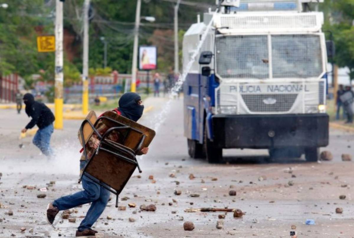 Chimbas, palos, piedras y hondas caseras en protesta frente a la UNAH