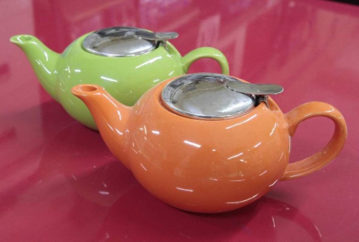 Las de cerámica absorben y mantienen el sabor del té por varias horas. Estas suelen parecerse a las teteras de porcelana.