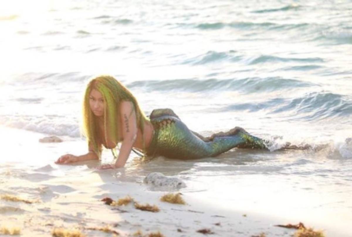 Nicki Minaj arranca suspiros con transparente bikini blanco y vestida de sirena