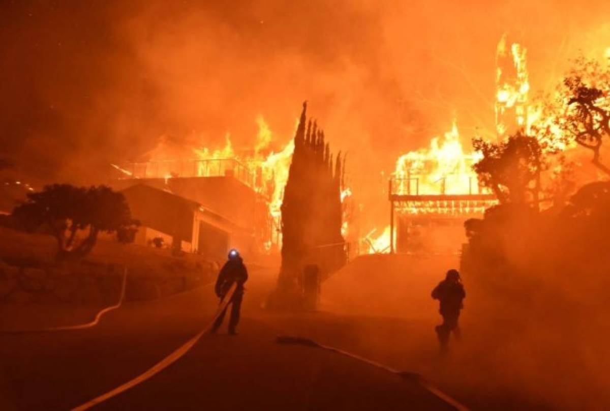 Incendio descontrolado amenaza condado californiano de Santa Bárbara