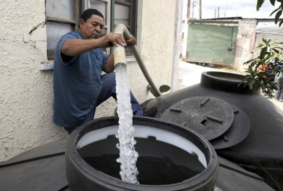 Los capitalinos recurren a comprar agua de las pipas para llenar sus recipientes.