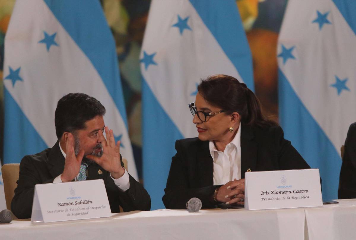 Xiomara Castro en diálogo con Ramón Sabillón, secretario de Seguridad.