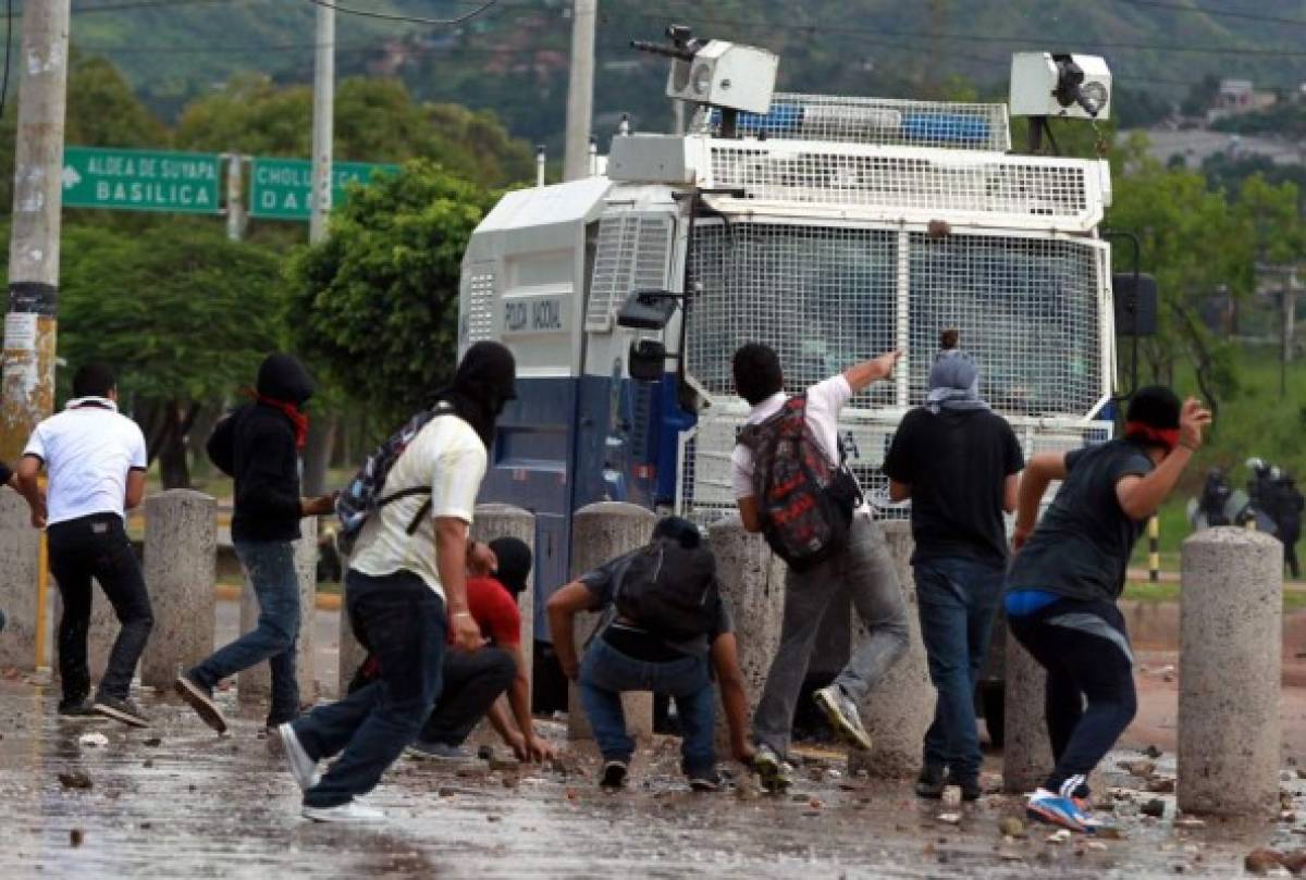 Chimbas, palos, piedras y hondas caseras en protesta frente a la UNAH