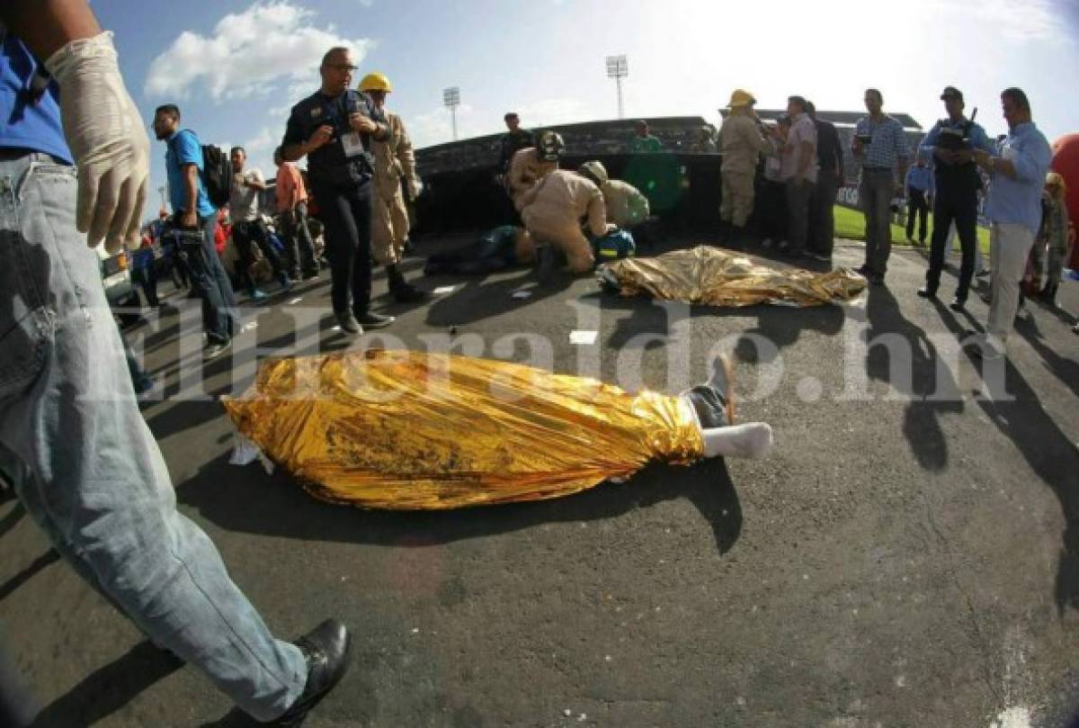Dos aficionados murieron de asfixia al no soportar la agresiva avalancha. Foto Johny Magallanes/EL HERALDO