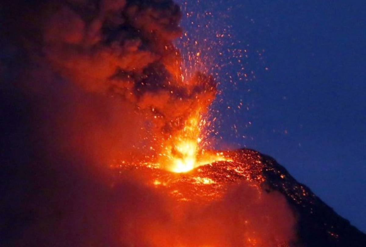 Increíbles imágenes de la erupción de un volcán en Filipinas