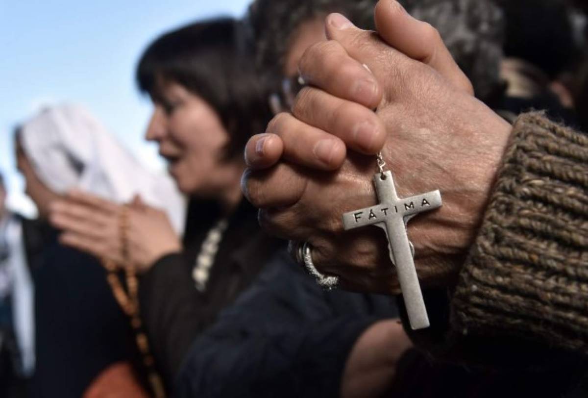 Desde la madrugada, peregrinos venidos de todo el mundo confluyeron en este lugar de gran fervor popular, entre oraciones y cantos religiosos, ondeando banderas de sus diferentes países, foto: Agencia AFP.