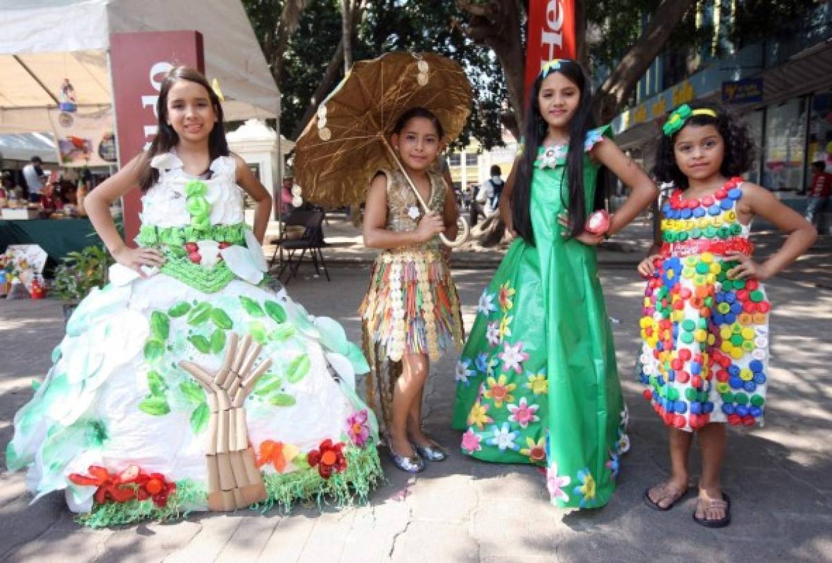 Escolares imponen moda responsable con el ambiente en feria del reciclaje