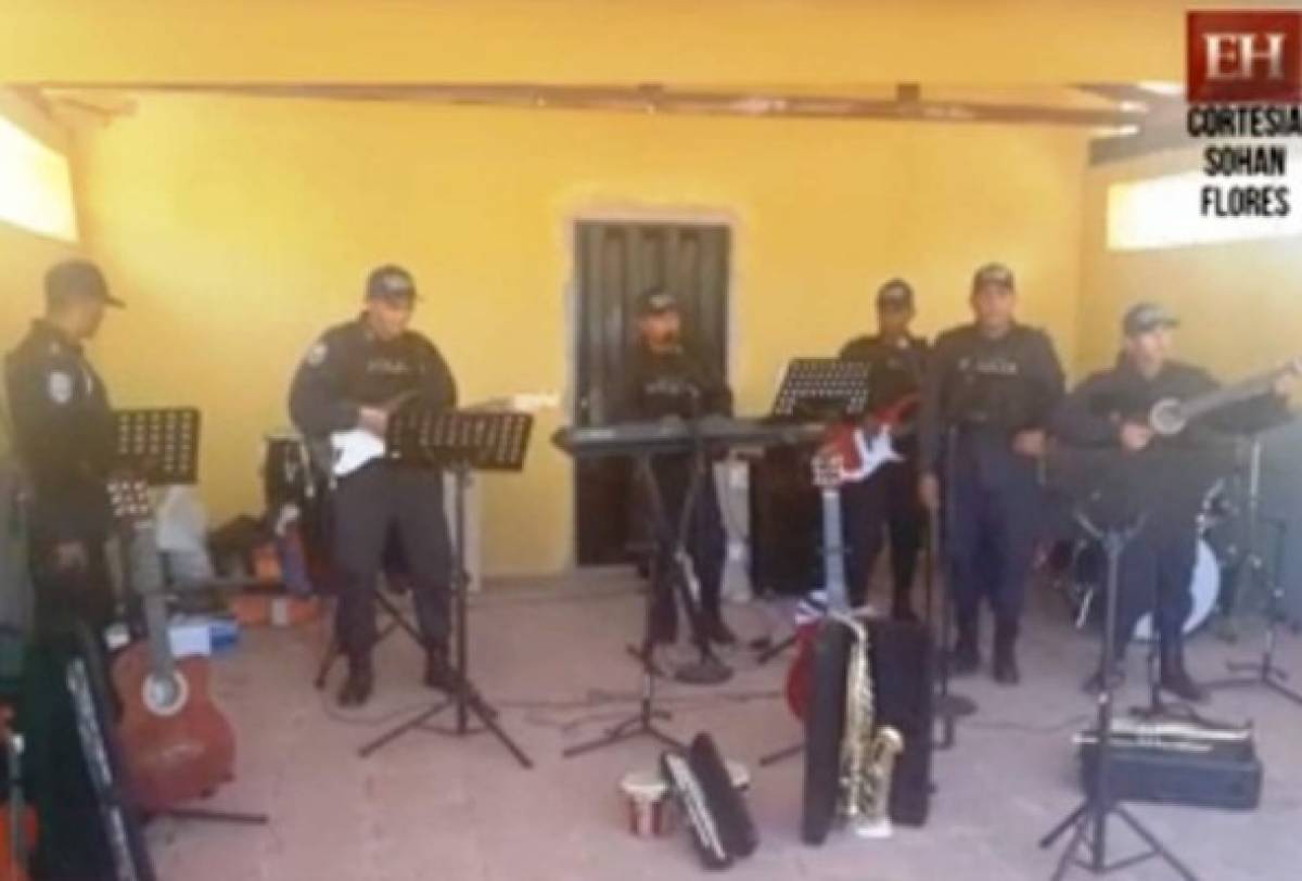 Honduras: Policías le cantan a Jesús