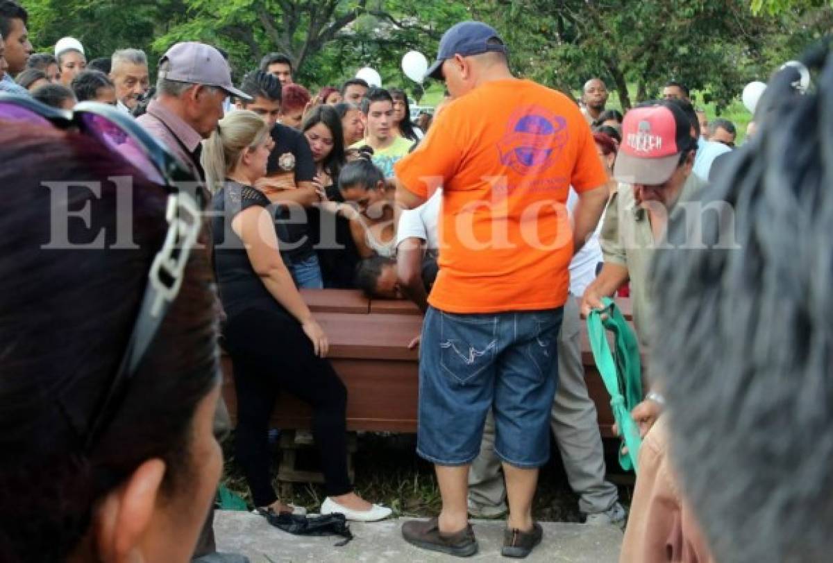 Con globos blancos despiden al estudiante centralista asesinado en la capital de Honduras