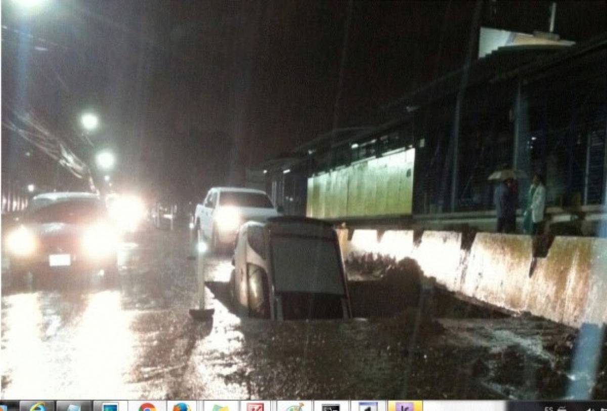 Carro cae a agujero frente al hotel Alameda de la capital de Honduras