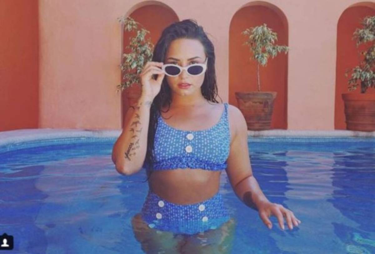 Demi Lovato calienta las redes con sexys fotos en traje de baño  