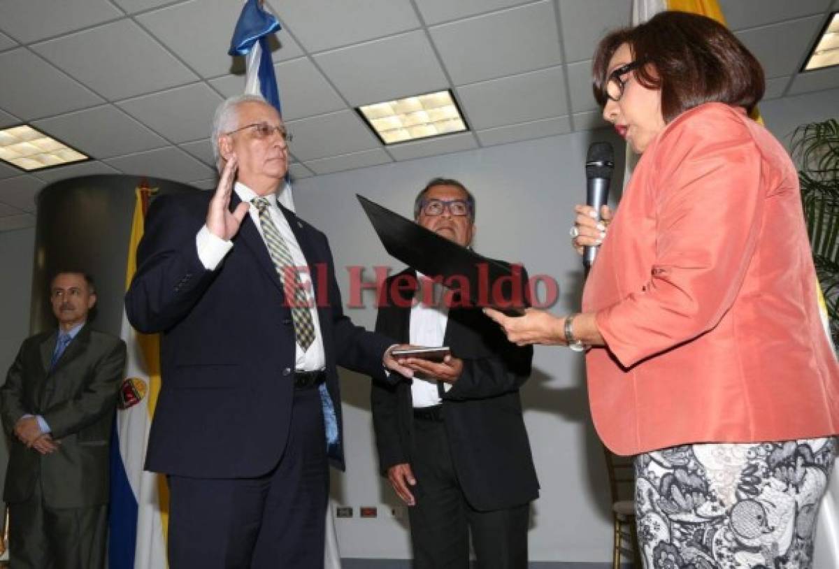 Juramentan a Francisco José Herrera Alvarado como nuevo rector interino de la Universidad Nacional Autónoma de Honduras (UNAH)