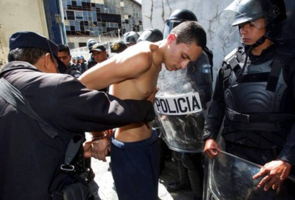 Incautan armas, teléfonos y dólares en cárcel salvadoreña de pandilleros 