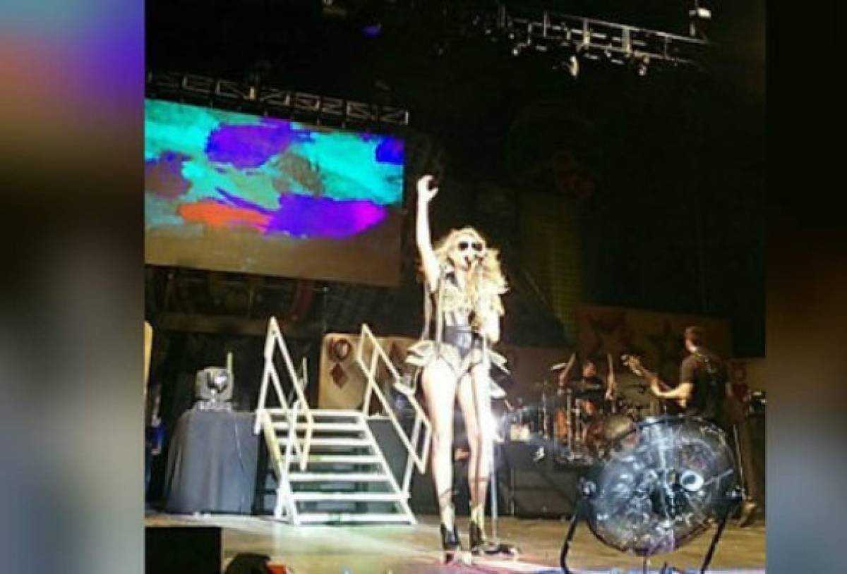 La estrepitosa caída de Paulina Rubio sobre el escenario en pleno concierto en Campeche