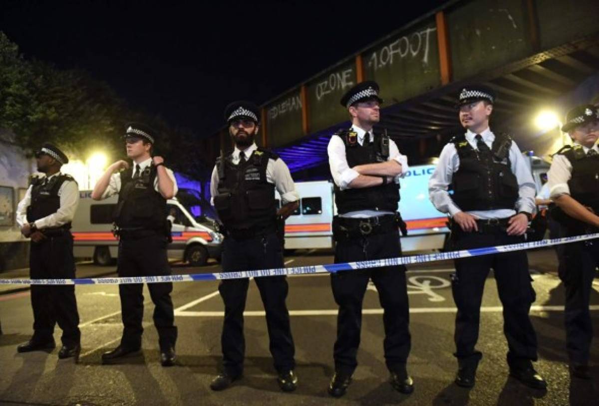 Los servicios de emergencia llegaron a Finsbury Park para auxiliar a los heridos. Foto AP