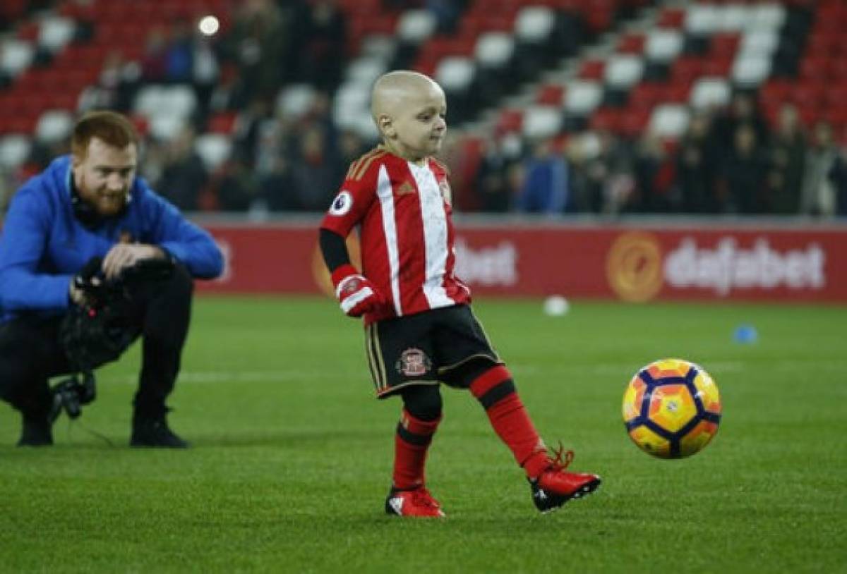 Niño enfermo de cáncer recibe premio al mejor gol de diciembre en Inglaterra