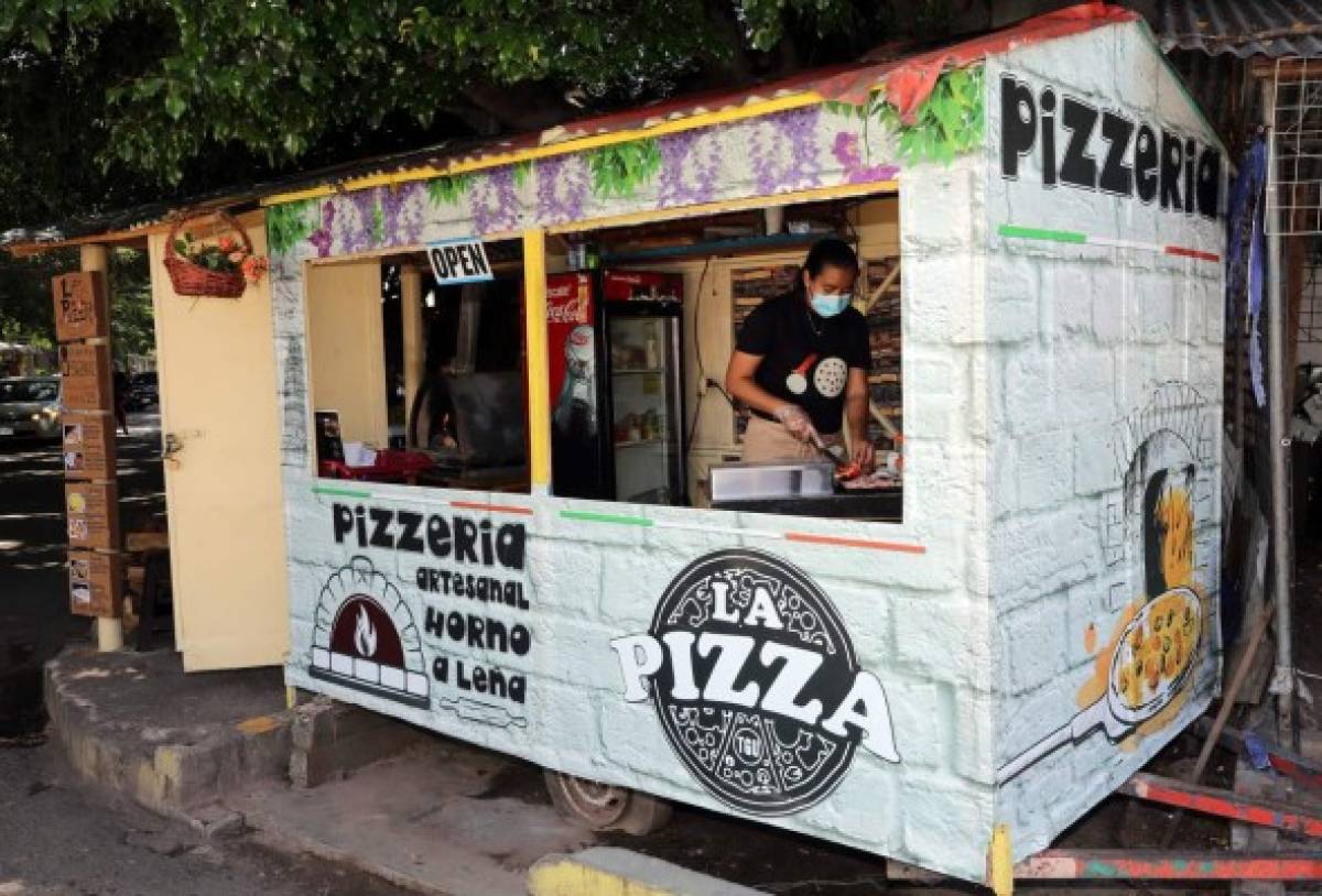 En un horno a base de leña y vualá, La Pizza