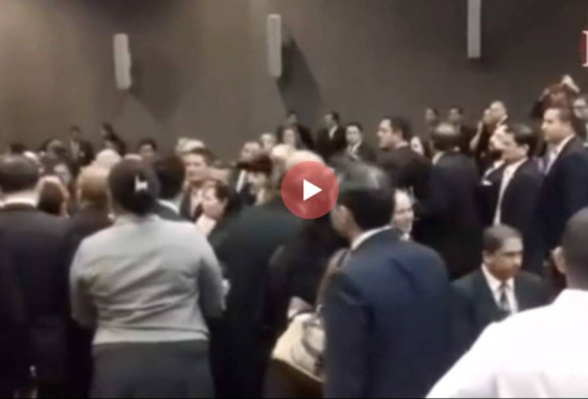Video: Zafarrancho en el Congreso Nacional en la instalación de la IV Legislatura