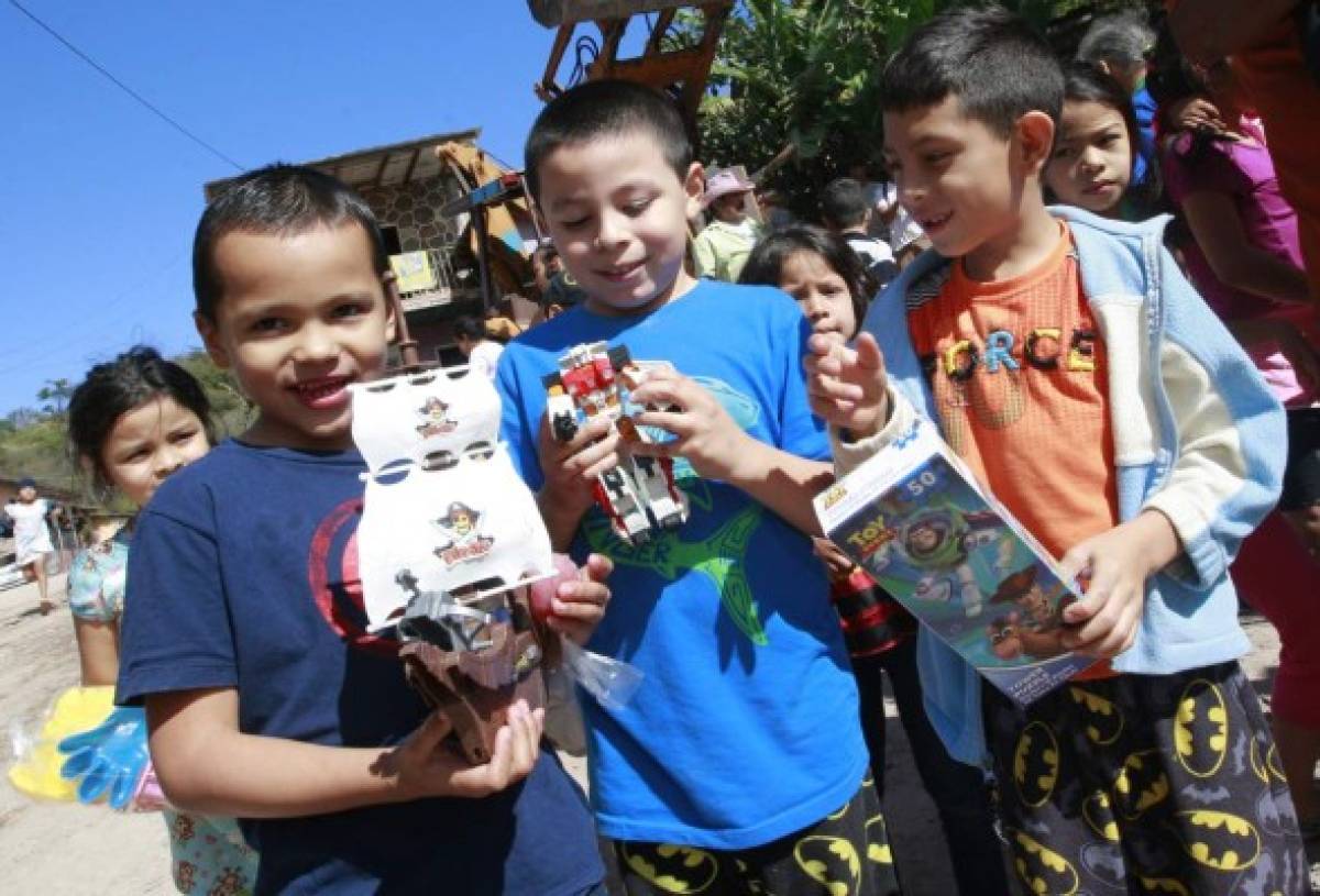 Intercambiamos juguetes por sonrisas infantiles en la aldea de Yaguacire