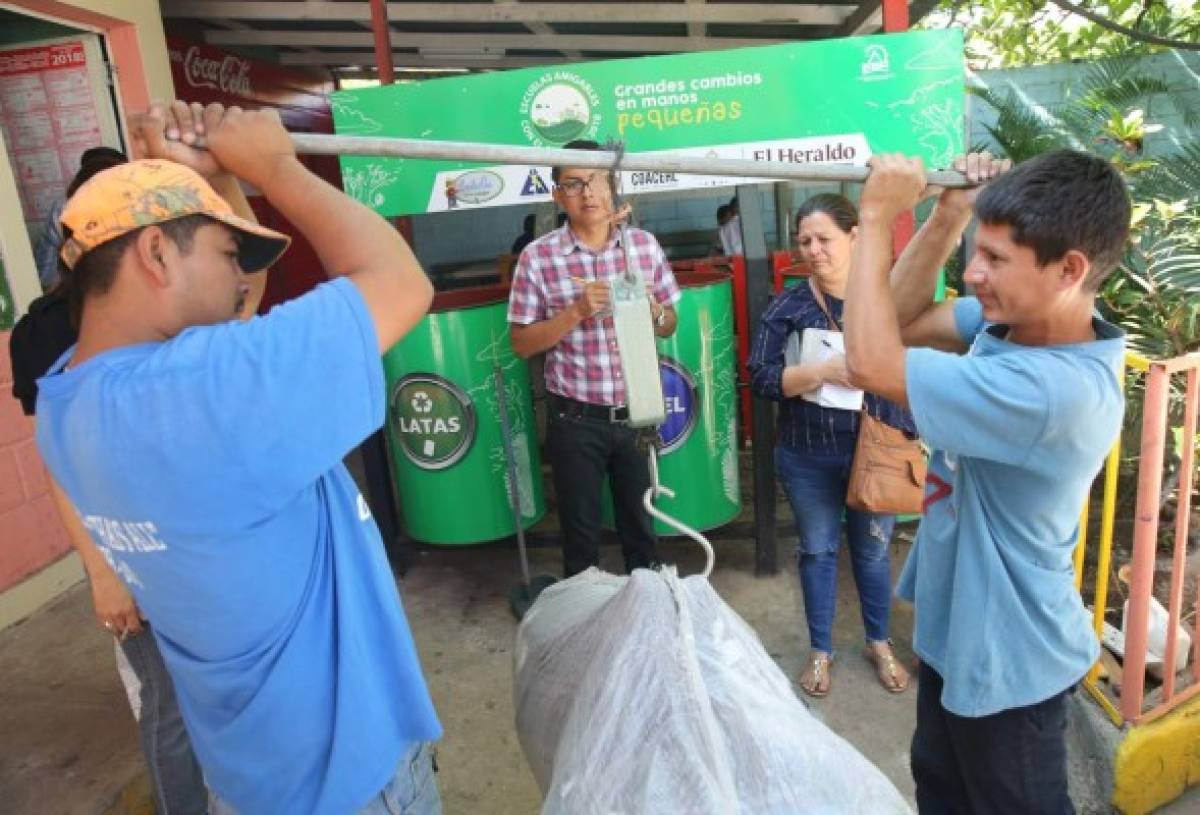 Escuela Lisandro Quezada fabricó muebles y maceteras con materiales reciclados